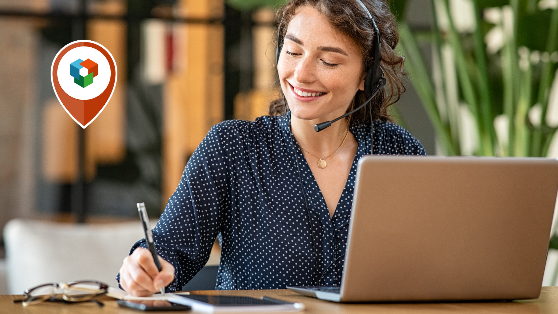 Beeld van accountmanager Woningmakers NL en Domiportal aan het werk.